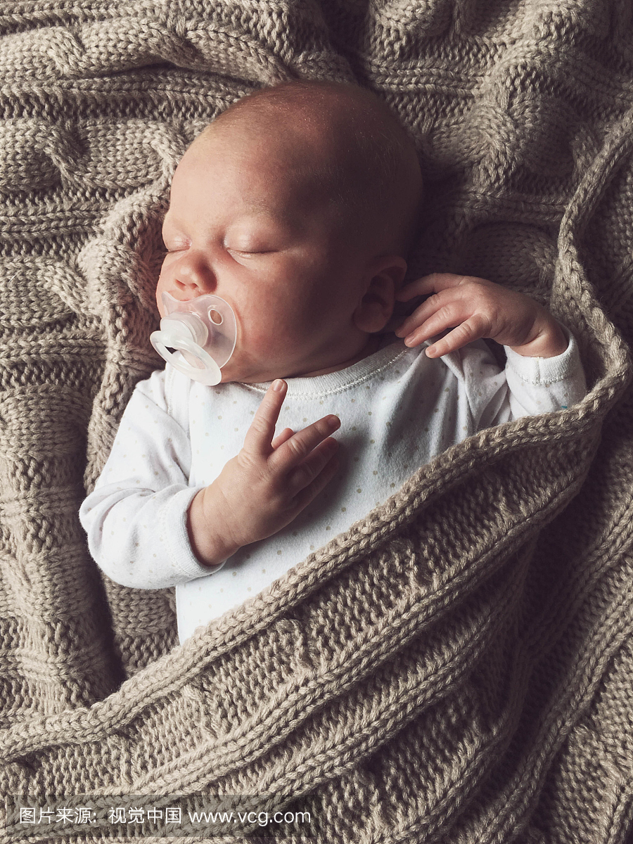 婴儿用安抚奶嘴和平地睡觉