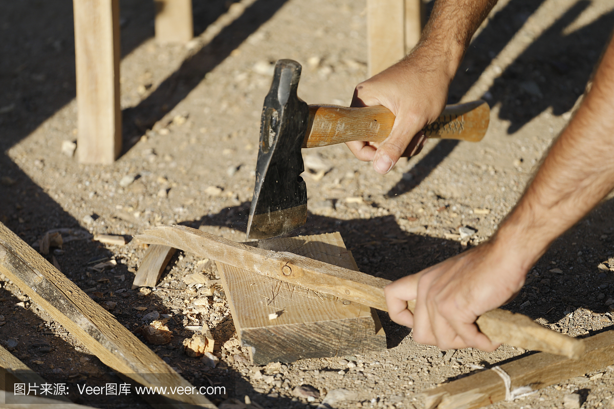 木匠与斧头一起工作
