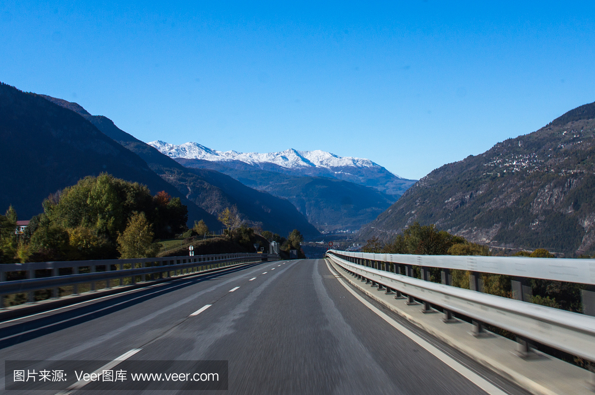 美丽的路在瑞士的阿尔卑斯山。覆盖着雪的山峰
