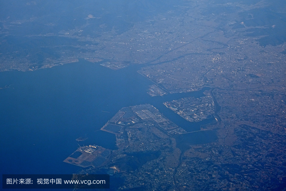 在日本爱知县的渥美湾和丰桥市从飞机的白天鸟