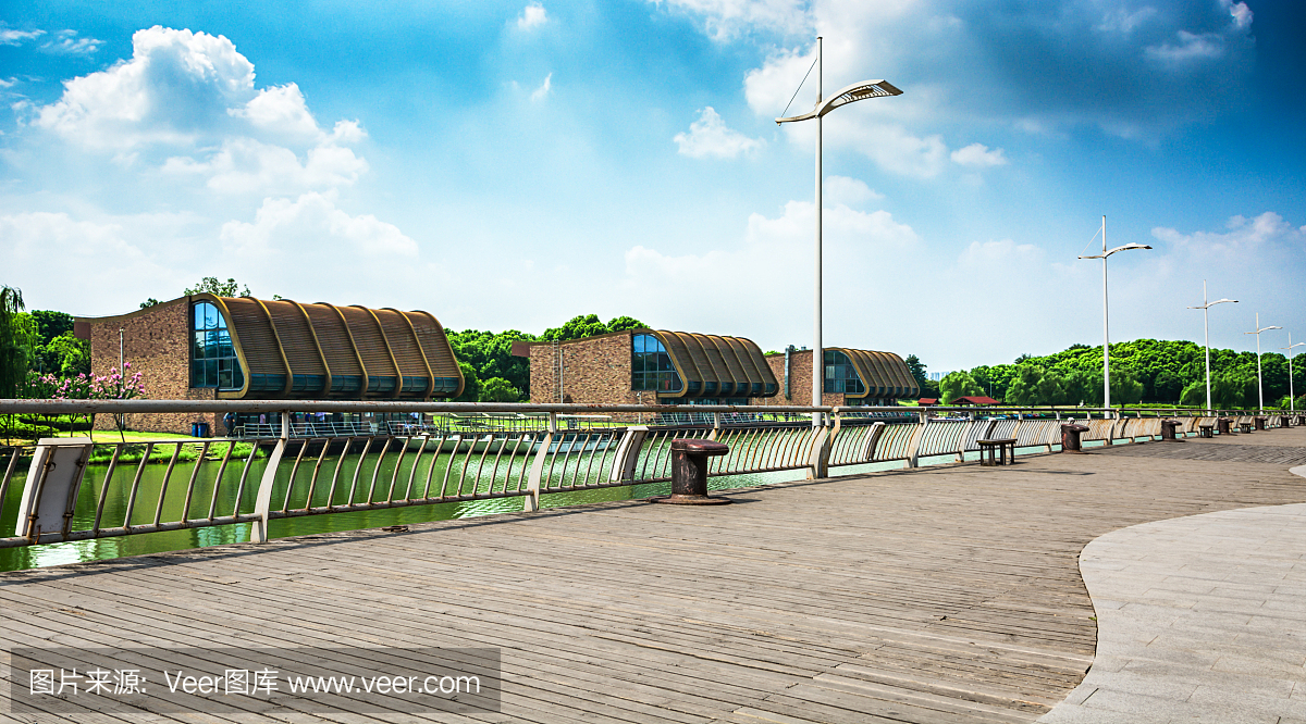 美丽的湖花园与反思