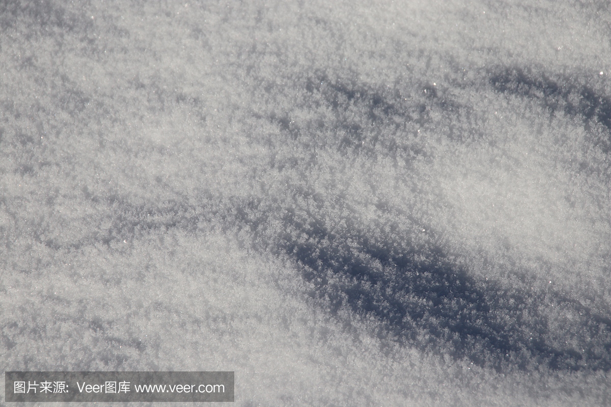 在一个白色的白雪皑皑的田野中的自然雪花图案