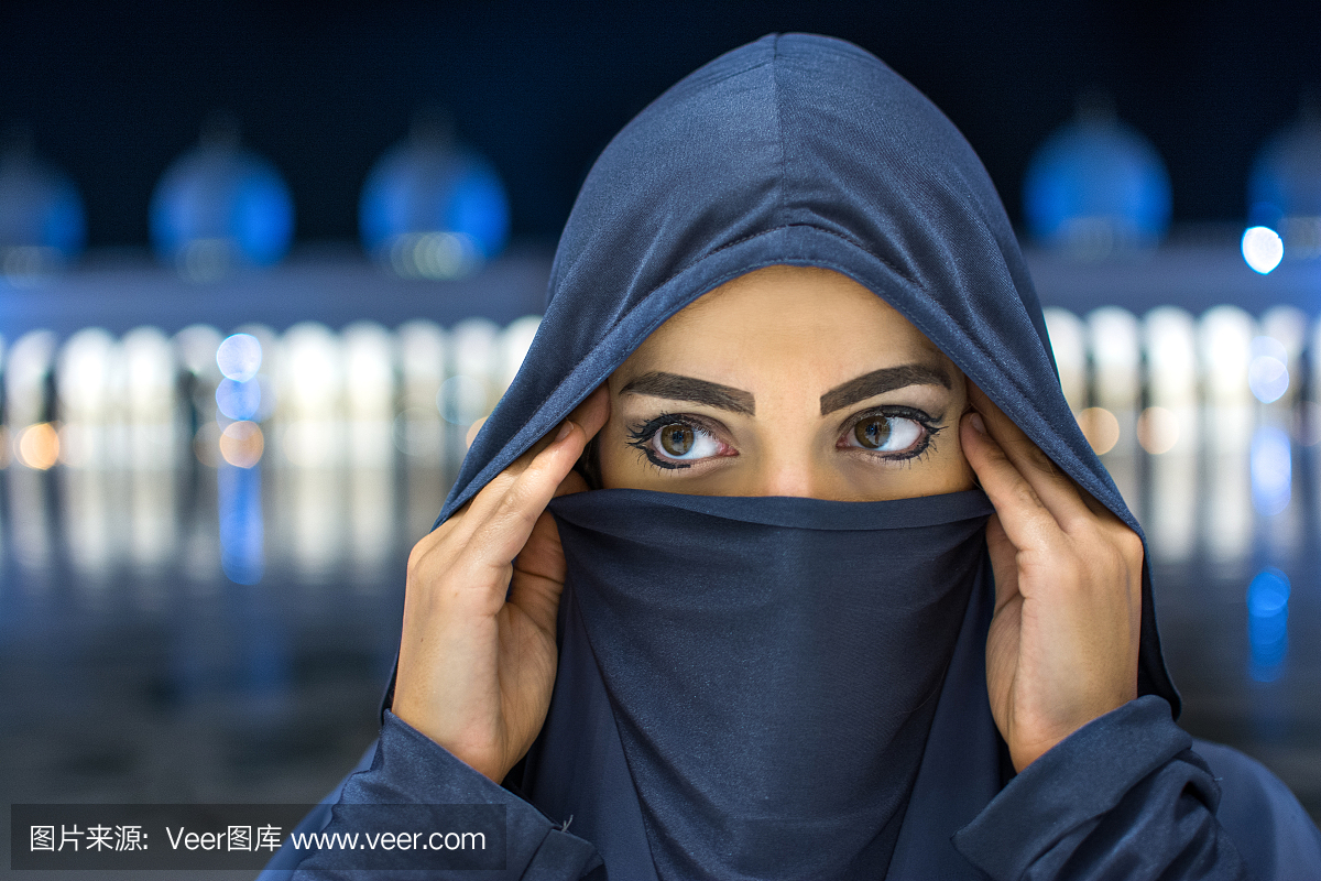 关闭了戴头巾的美丽年轻的穆斯林妇女的画像在
