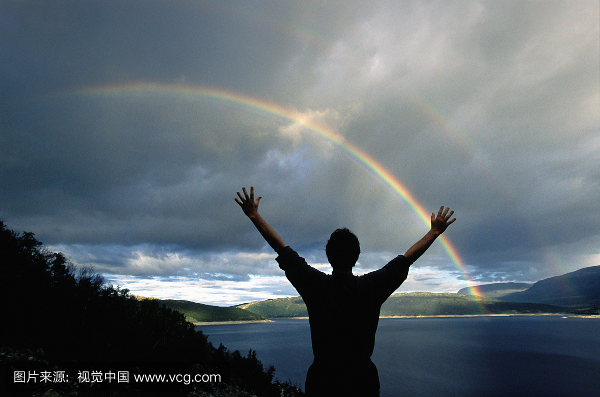 高举手臂,手臂高举,举手投降,举起手来