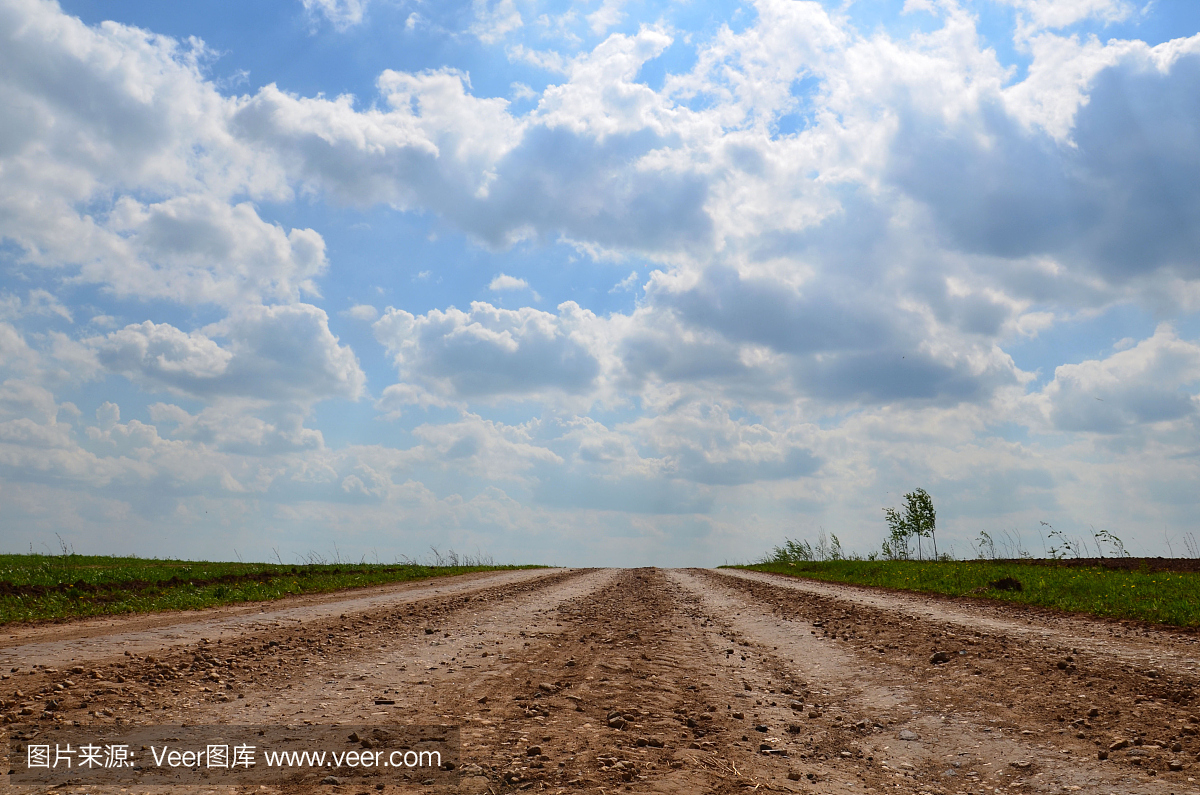 土路在俄罗斯一个晴朗的早晨