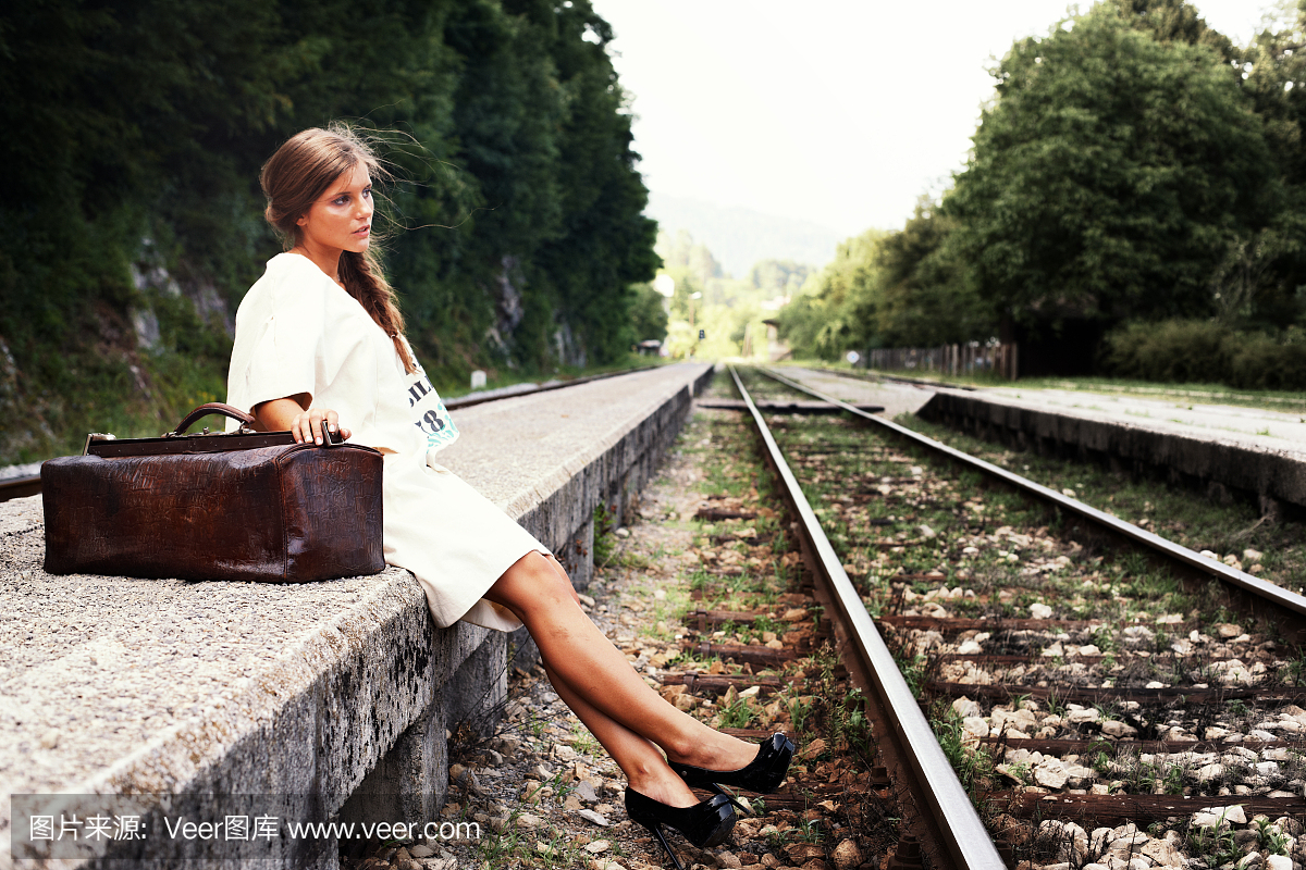 有吸引力的长头发黑发在火车站