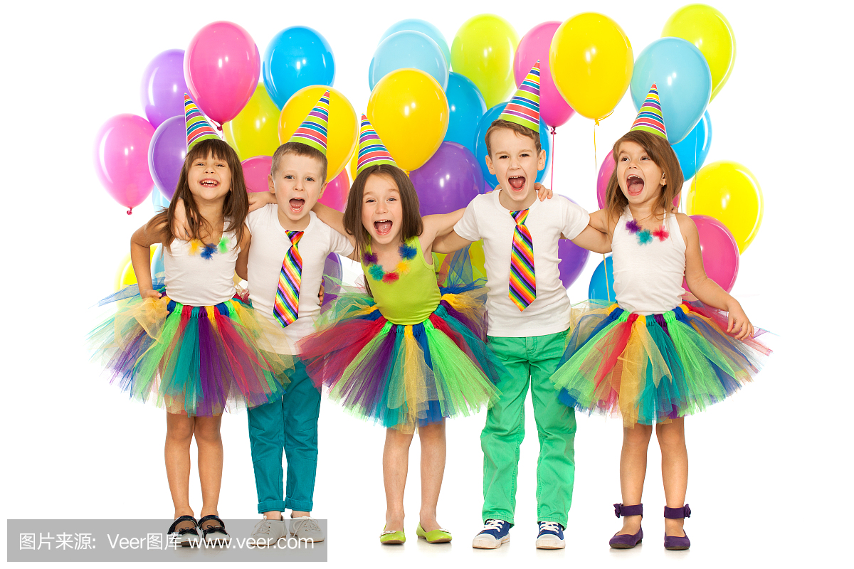 一群快乐的小孩在生日聚会上玩得开心