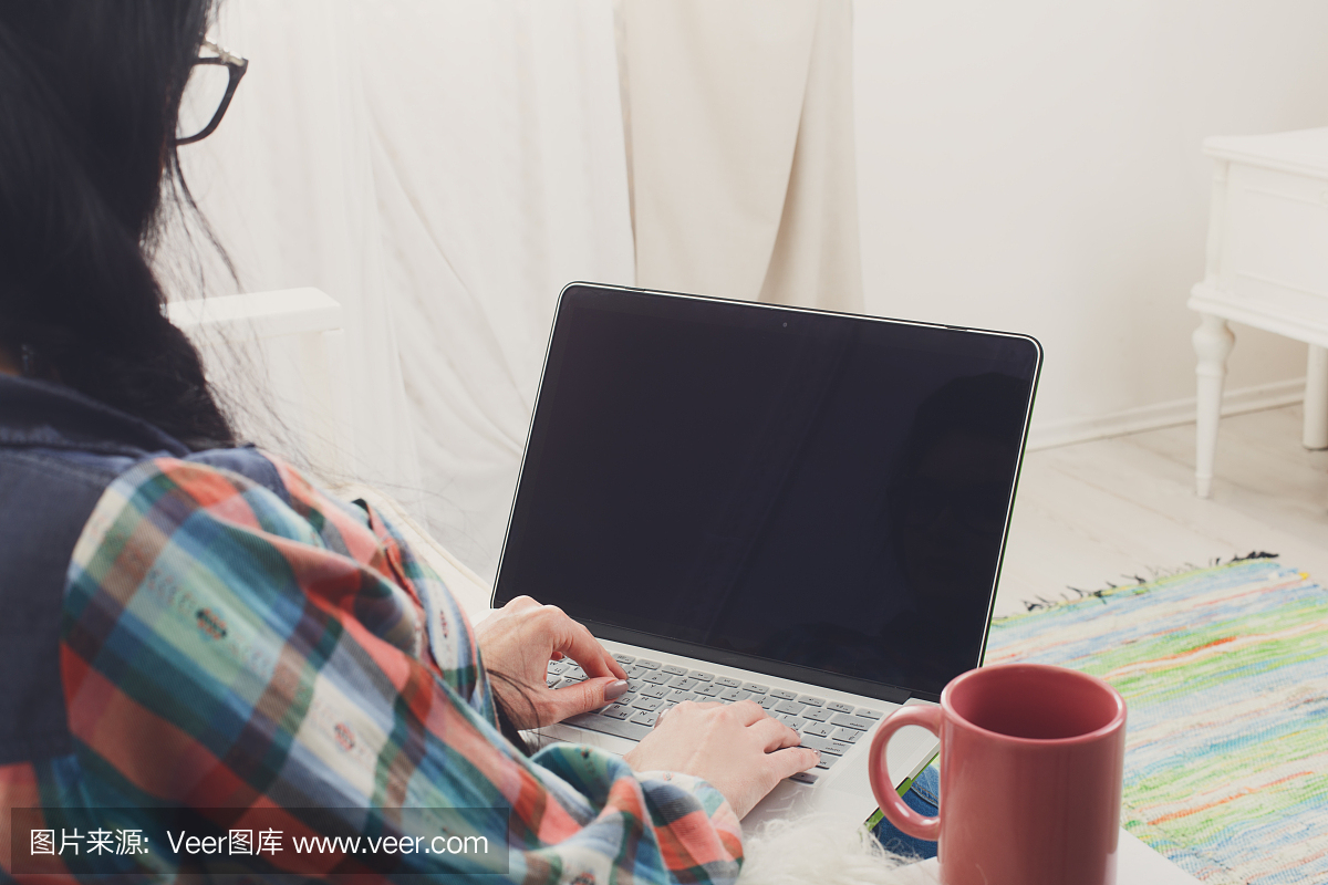 在屏幕上用copyspace在笔记本电脑上打字的女