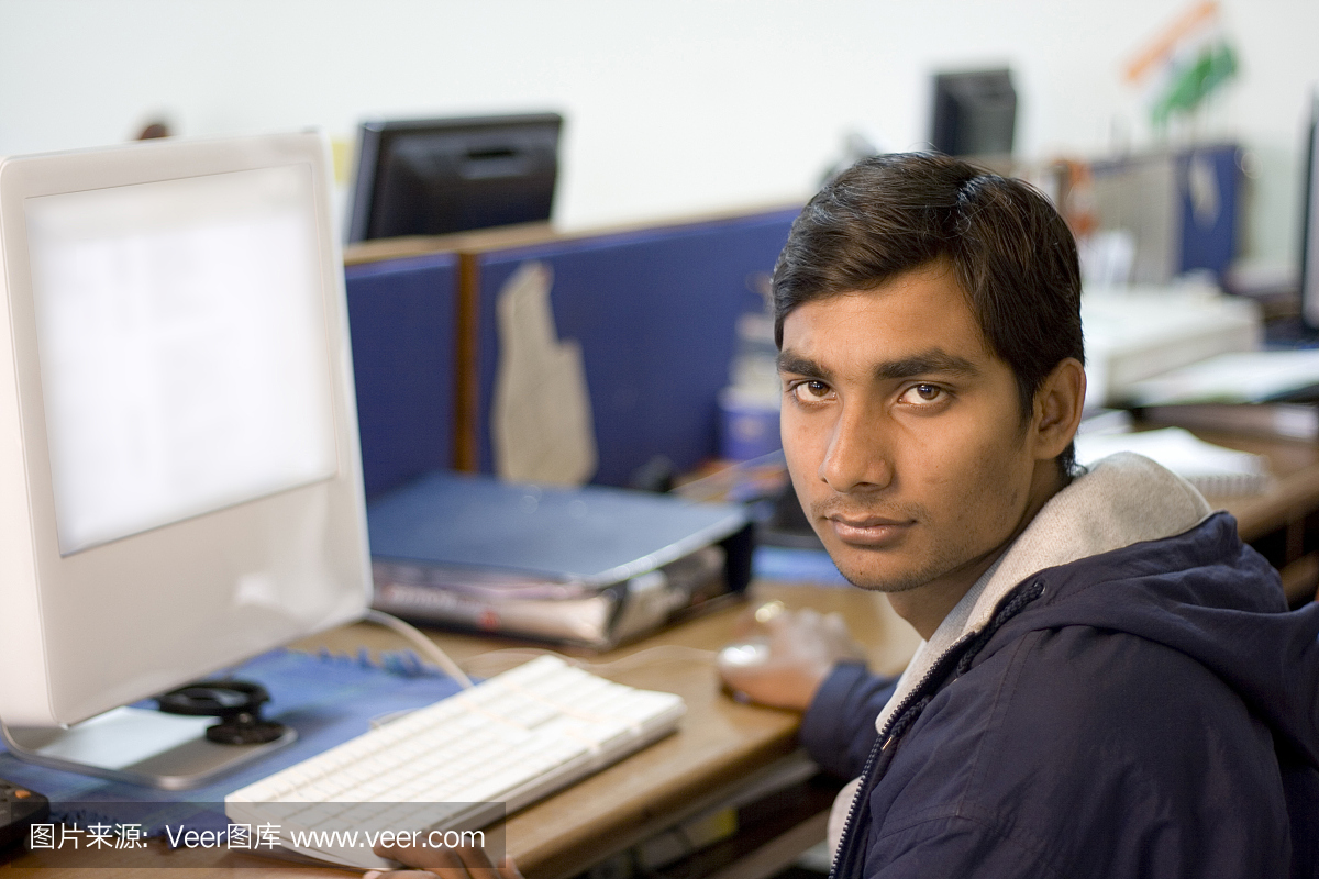 一名印度IT软件工程师白领工人电脑人