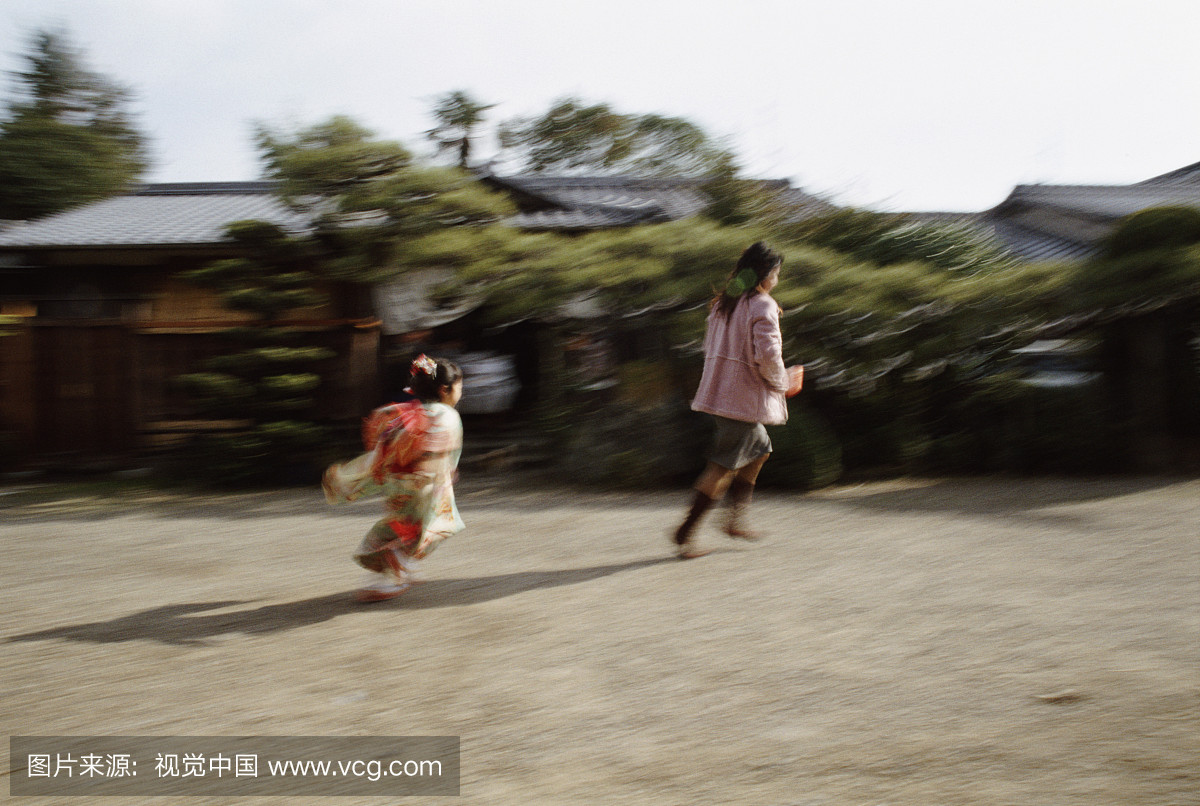 女孩(3-5)和服,追逐妈妈(模糊动作)