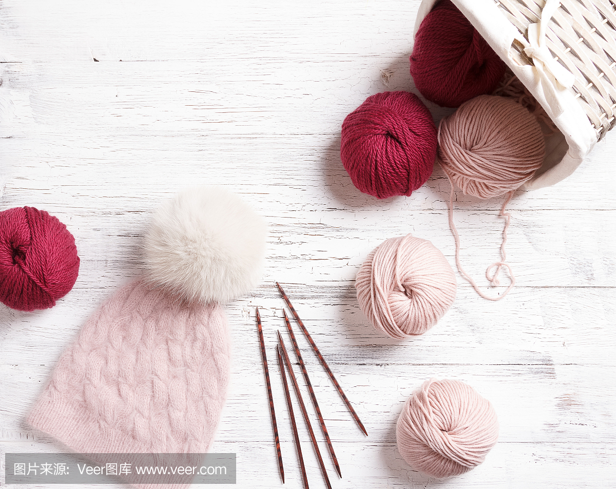 手工针织粉红色帽子配毛皮绒球