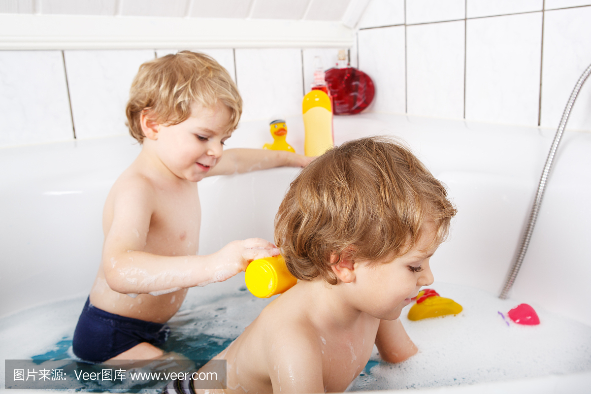 两个小男孩用水洗澡玩得开心