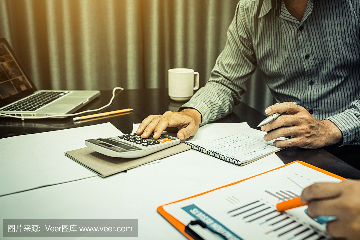 做税收入的人用计算器在办公室计算