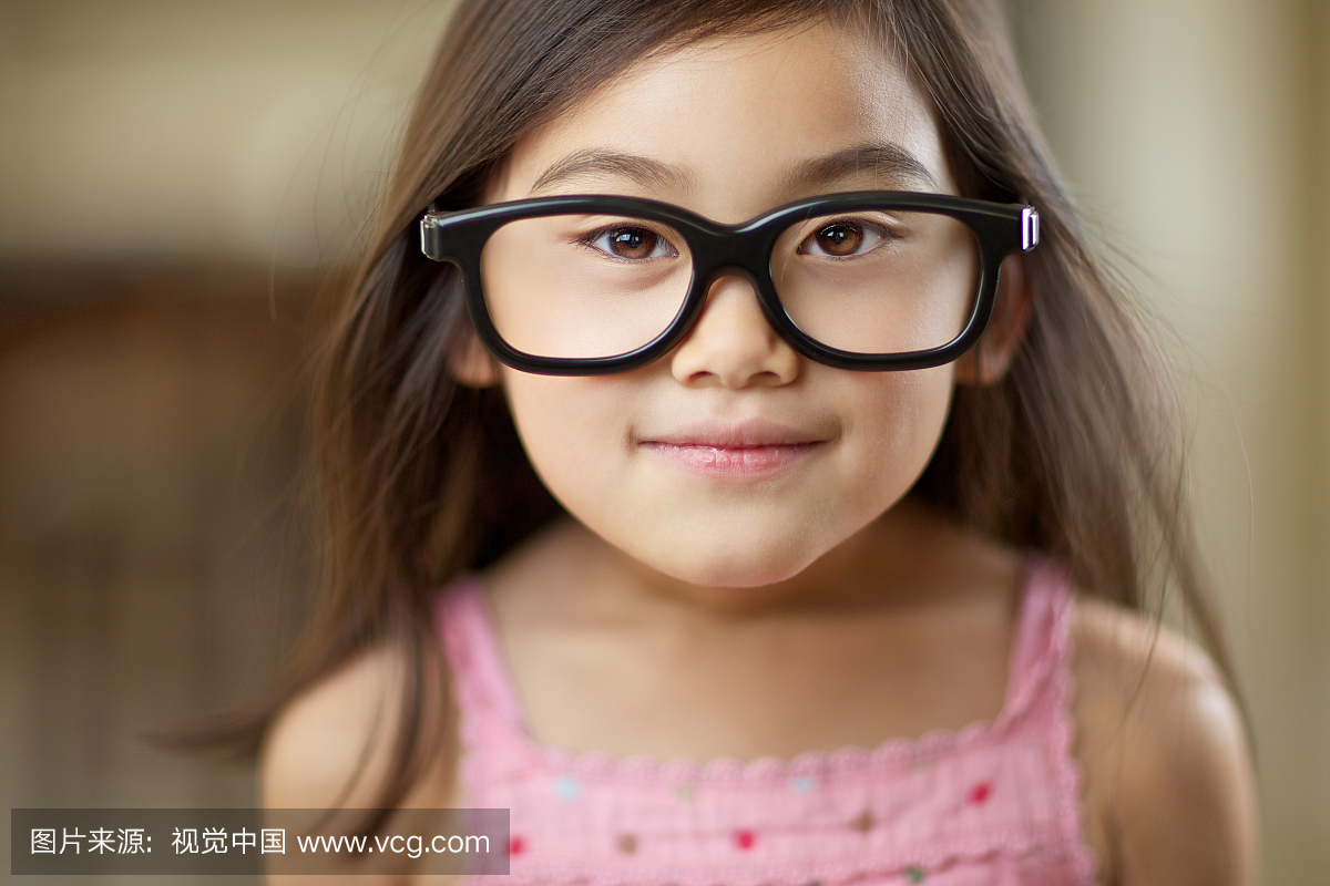亚洲女孩穿着大黑眼圈的眼镜