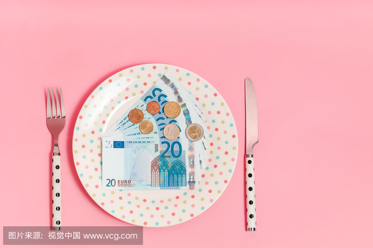 欧元纸币和硬币波尔卡圆点图案板上