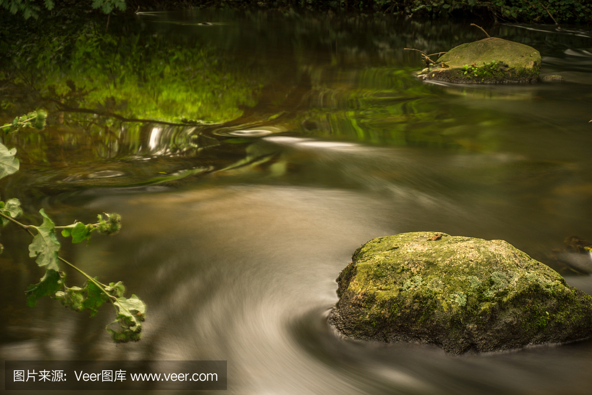 石头和水在一条小溪中,时间曝晒