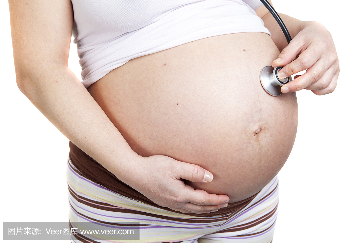 孕妇用听诊器听她的肚子