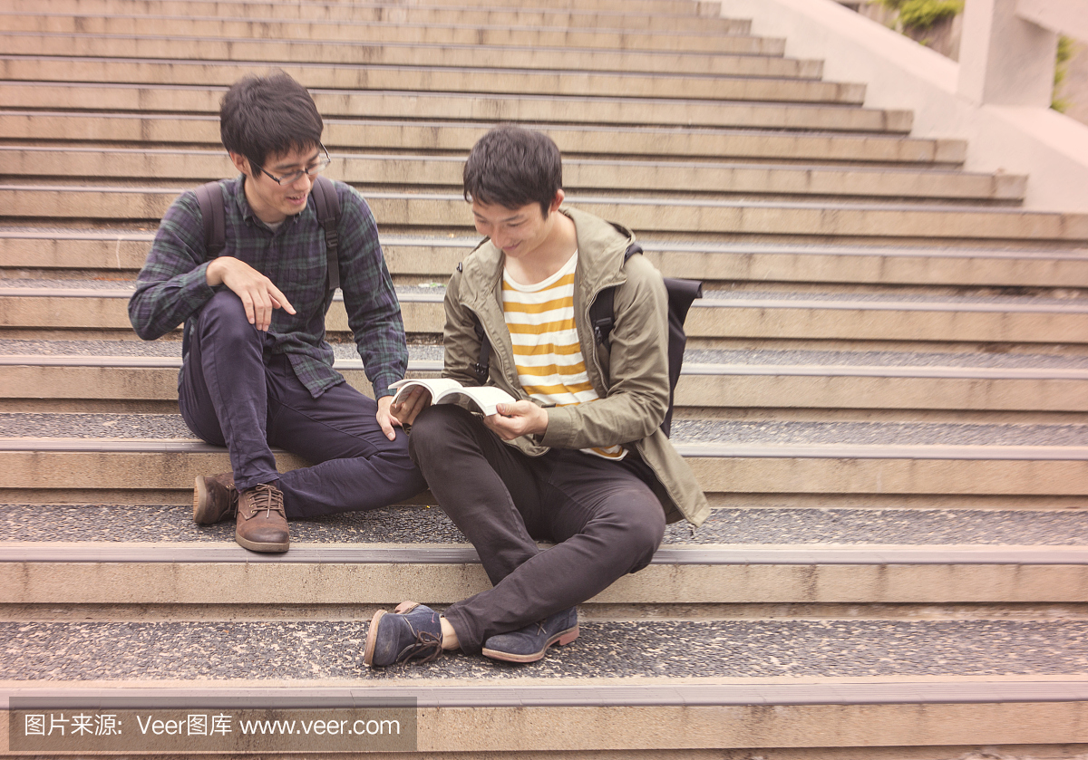 日本学生朋友同学在日本京都检查书