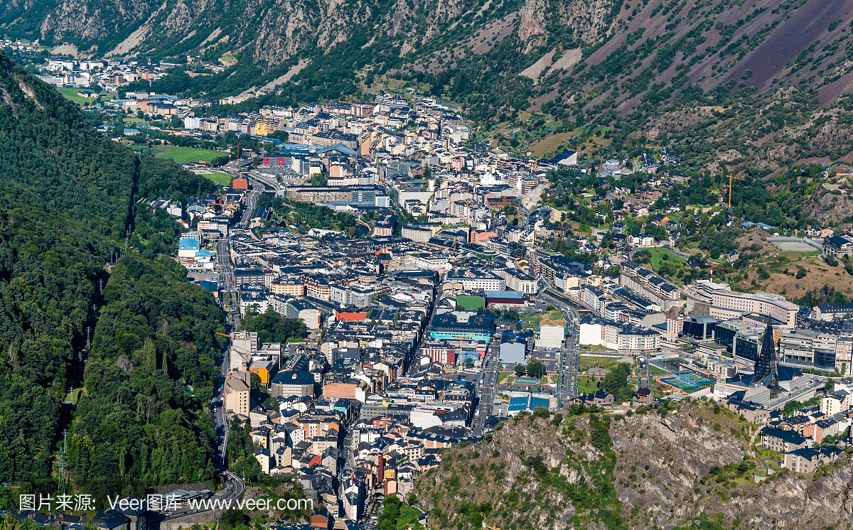 城市安道尔城市风景从山上。