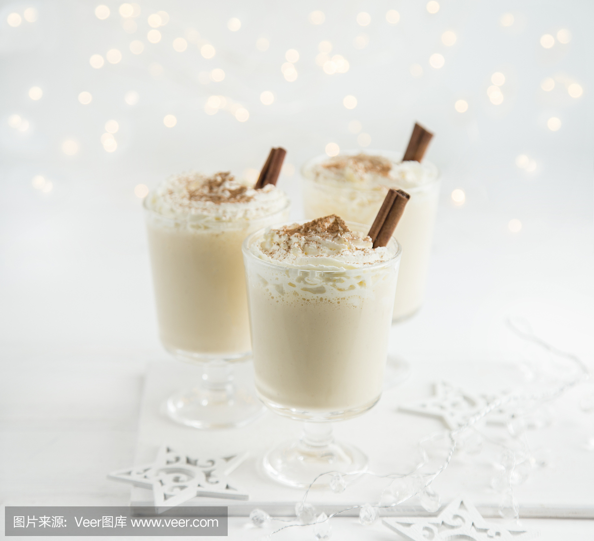 美味圣诞鸡尾酒蛋奶酒配奶油和肉桂