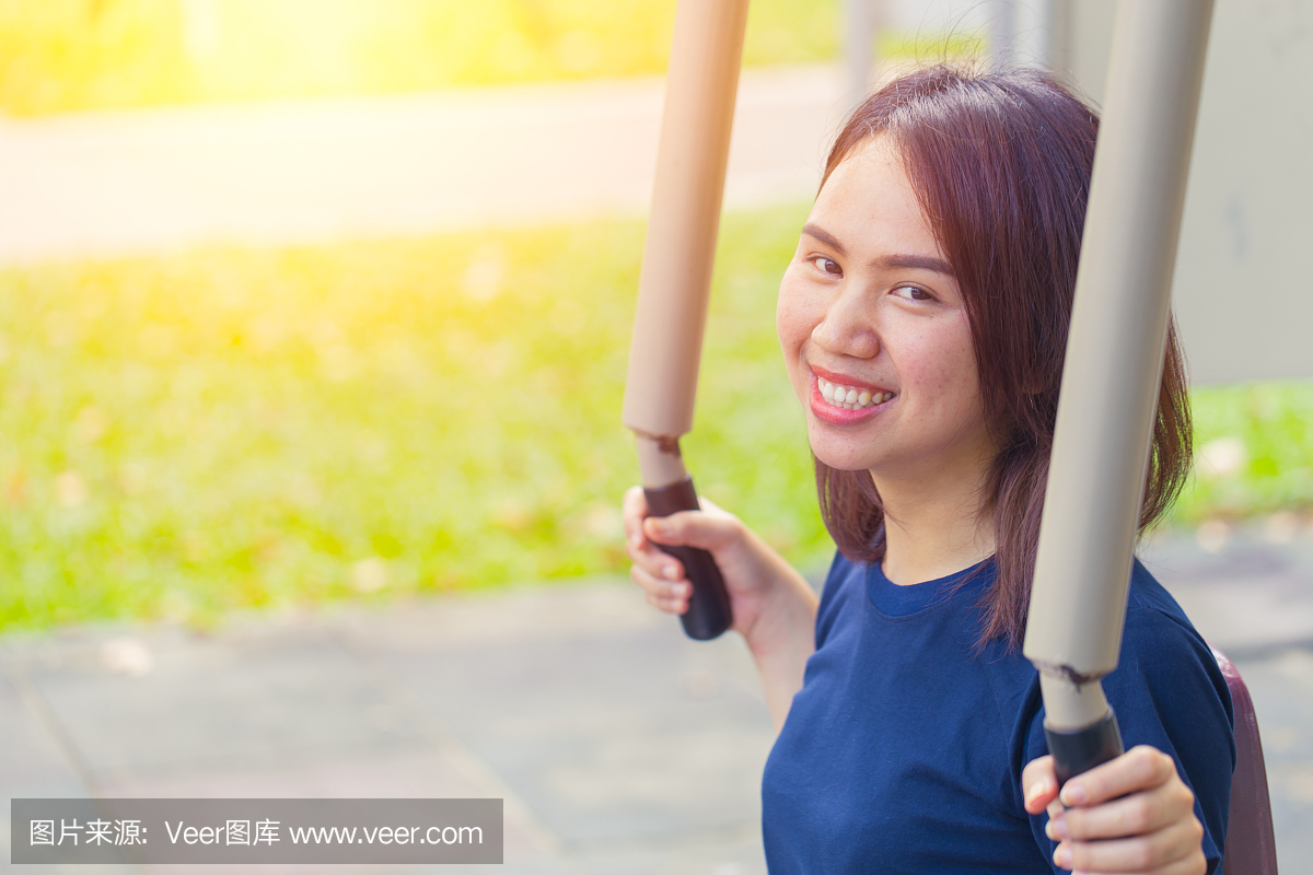 年轻的亚洲微笑享受胸部运动在公园里健康,女