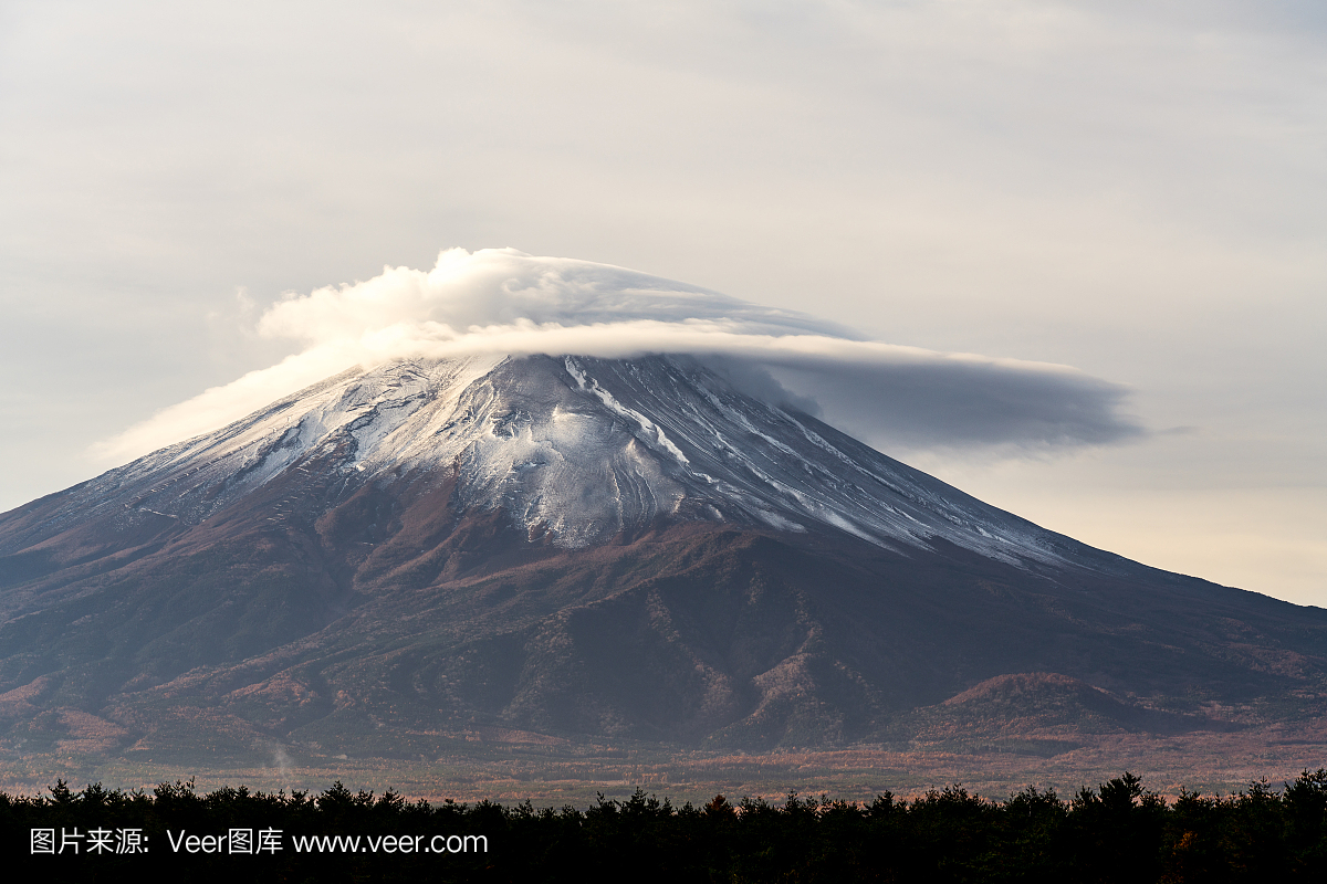 日本的富士山,秋天的早晨天空。