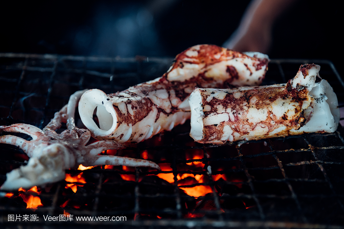 烤乌贼或章鱼在泰国海鲜市场