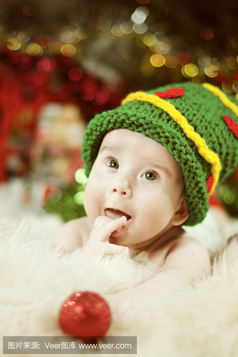 婴儿画像,在绿色圣诞树帽子的新生儿