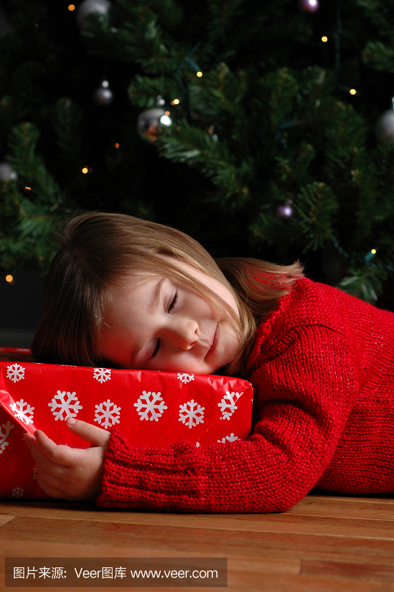 圣诞节的小女孩声音在树上睡着了