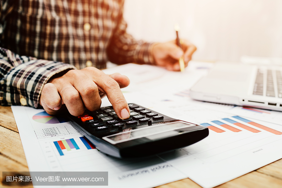 男性正在计算向个人所得税发送信息给政府机构