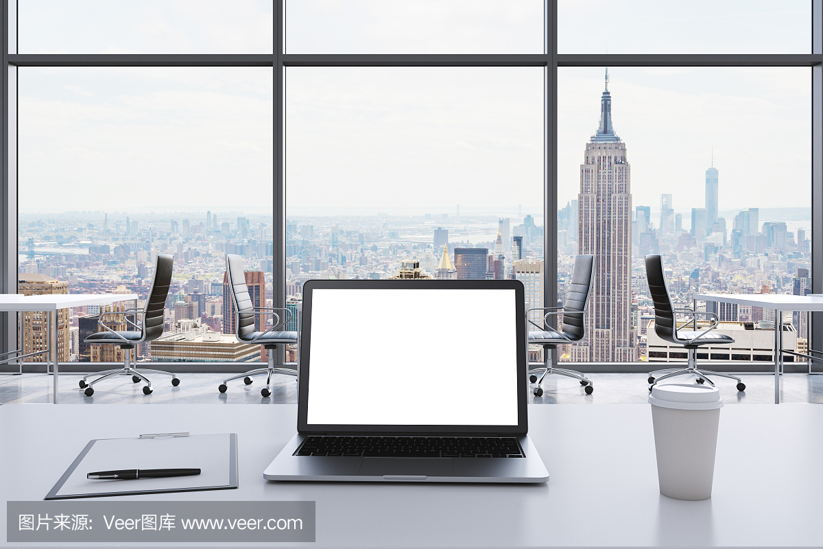 在纽约现代全景办公室工作