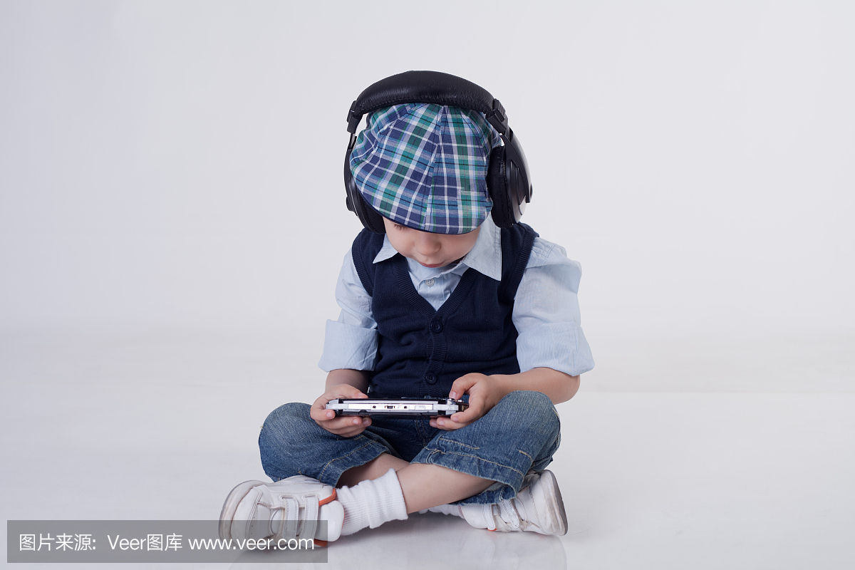 小男孩玩视频游戏