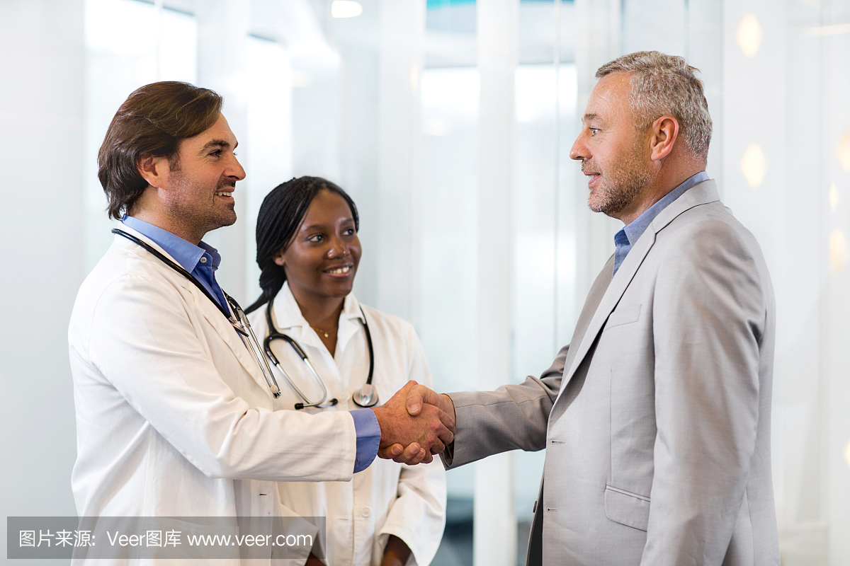 微笑的商人与医生达成协议。