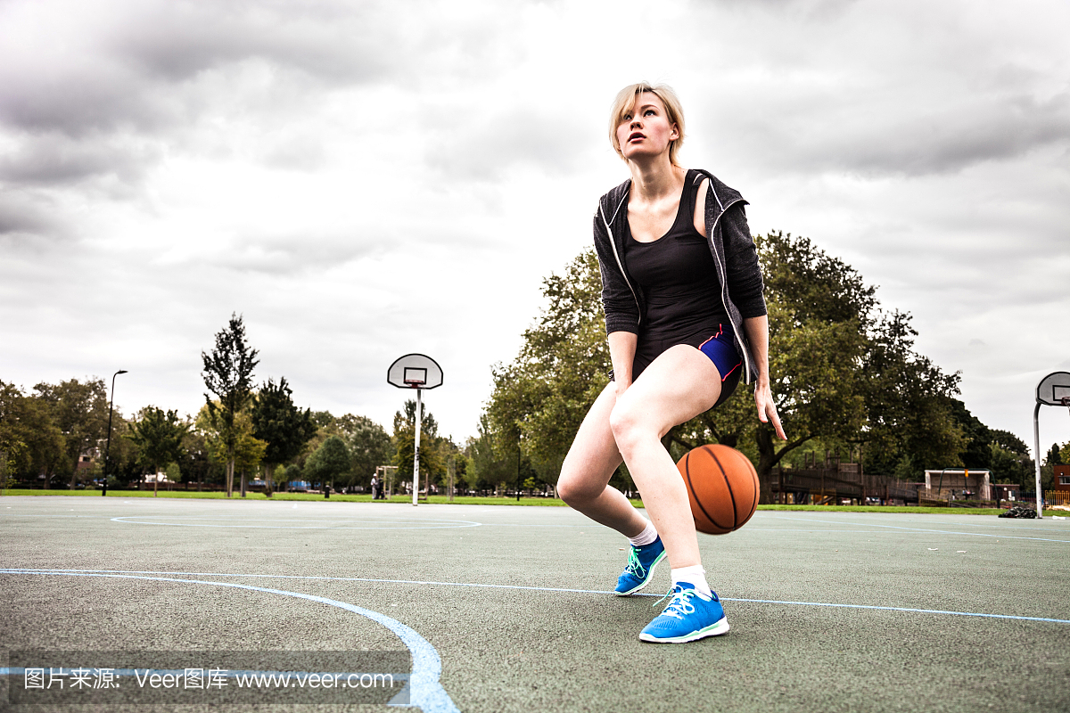 在伦敦的操场上的女子篮球运动员训练