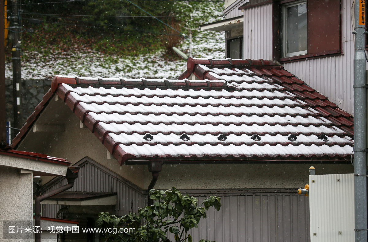 雪在横滨的房子屋顶上