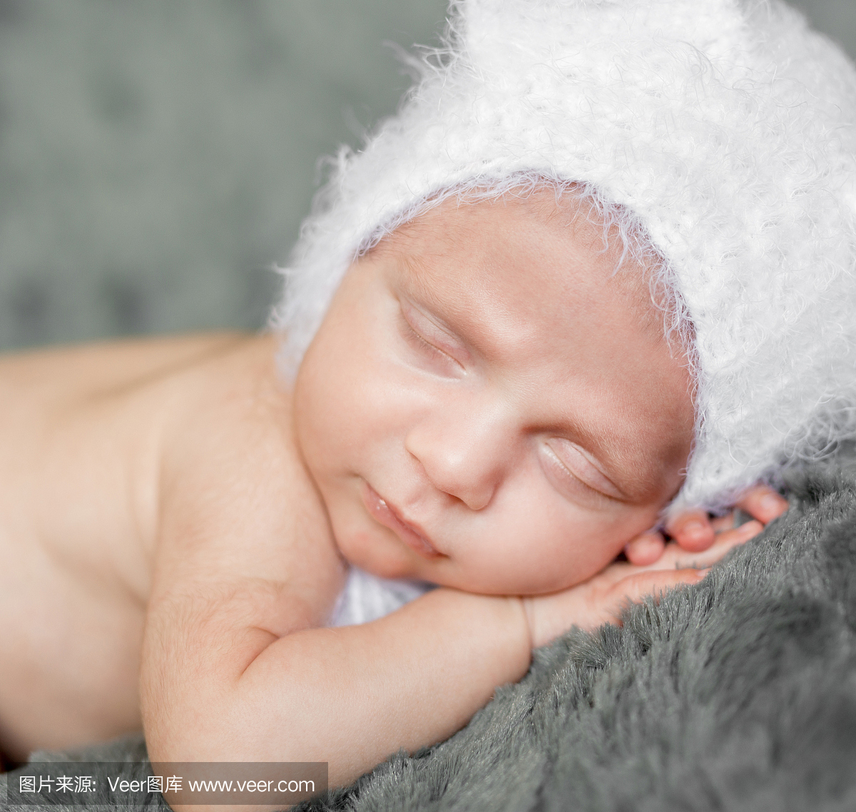 白色帽子的甜宝宝用手在头上睡觉