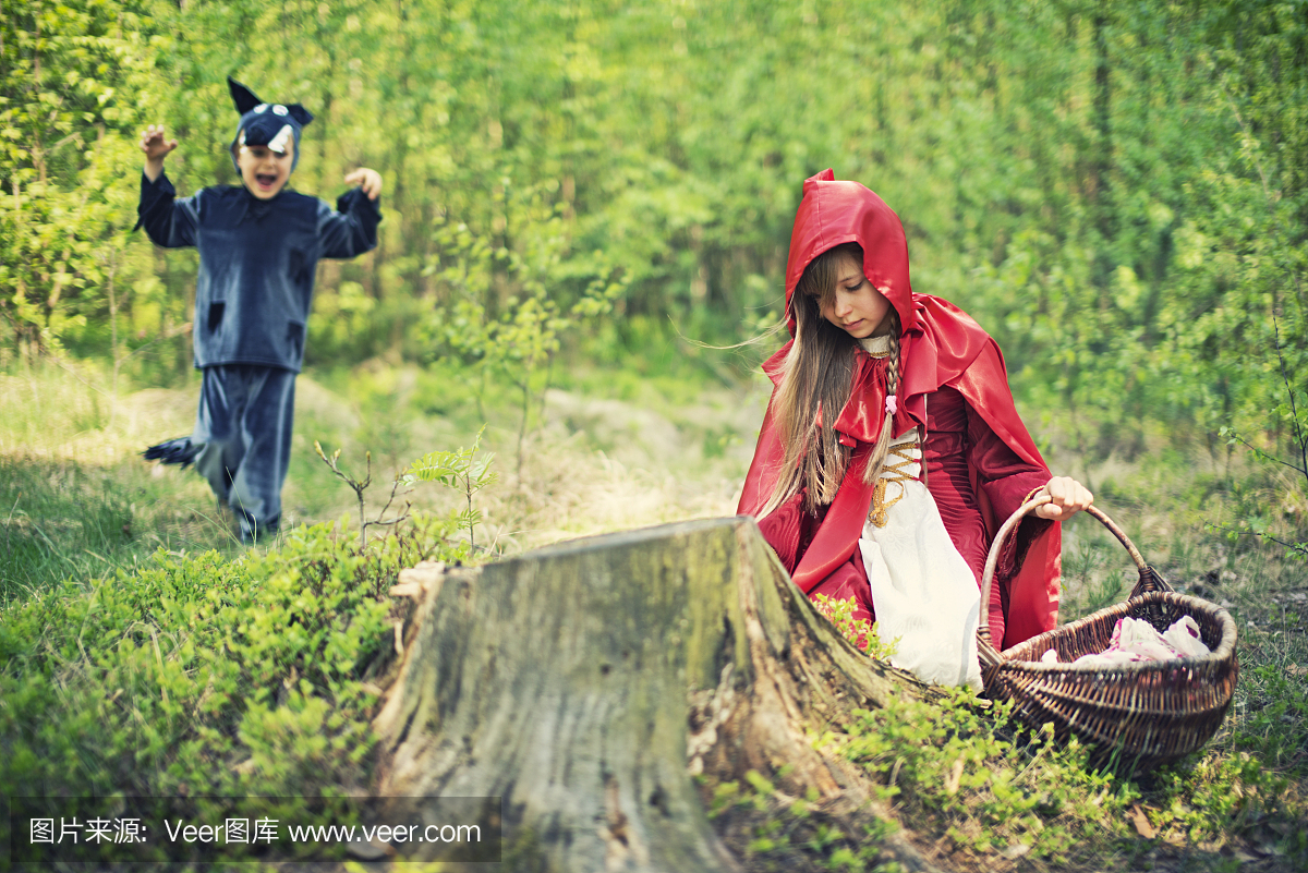 踮着脚尖走,用脚尖走路,双脚抬起,抬起脚