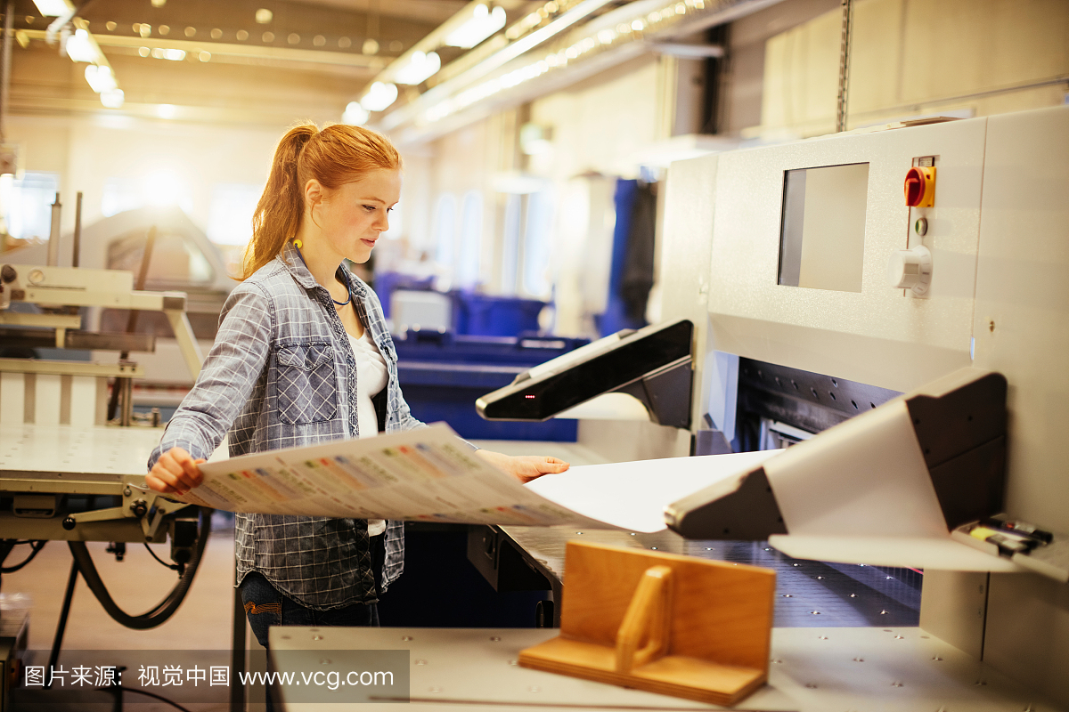 在印刷厂工作的年轻女子
