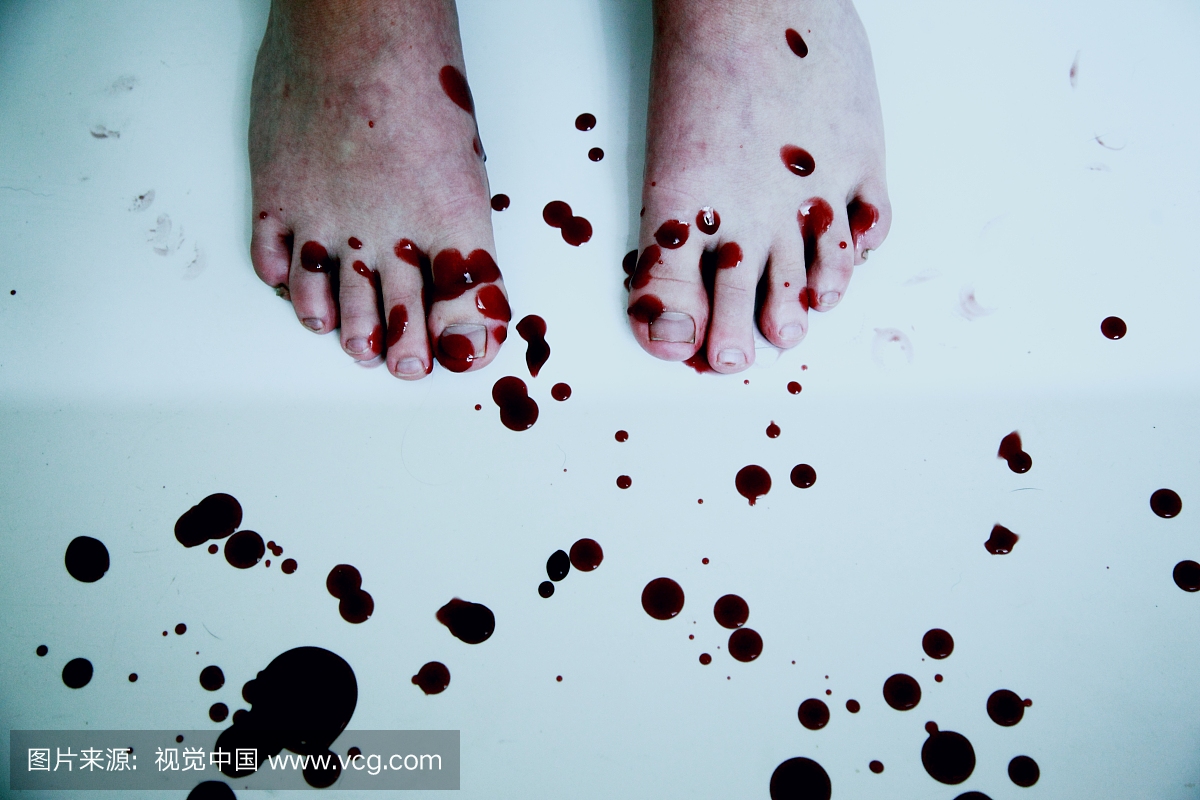 人的低部分有血的在地板上