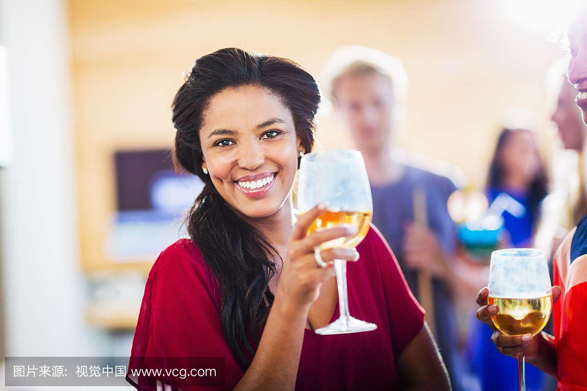 女人拿着一个glas og葡萄酒。
