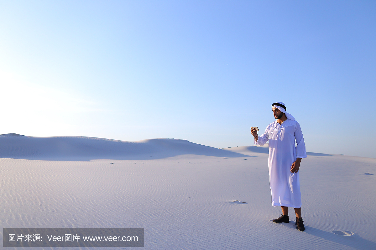 性格开朗的阿拉伯男性游客在Skype上通过手机