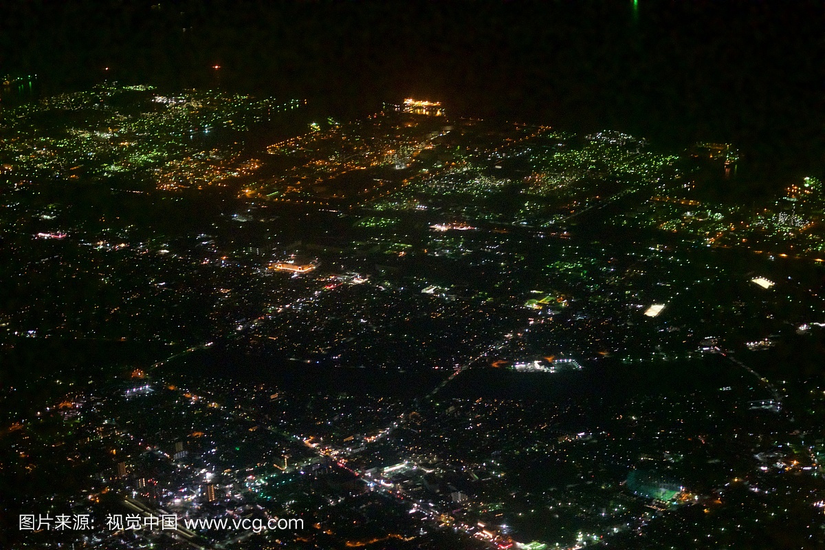 东京湾和工厂区在日本千叶县市原市从飞机的夜