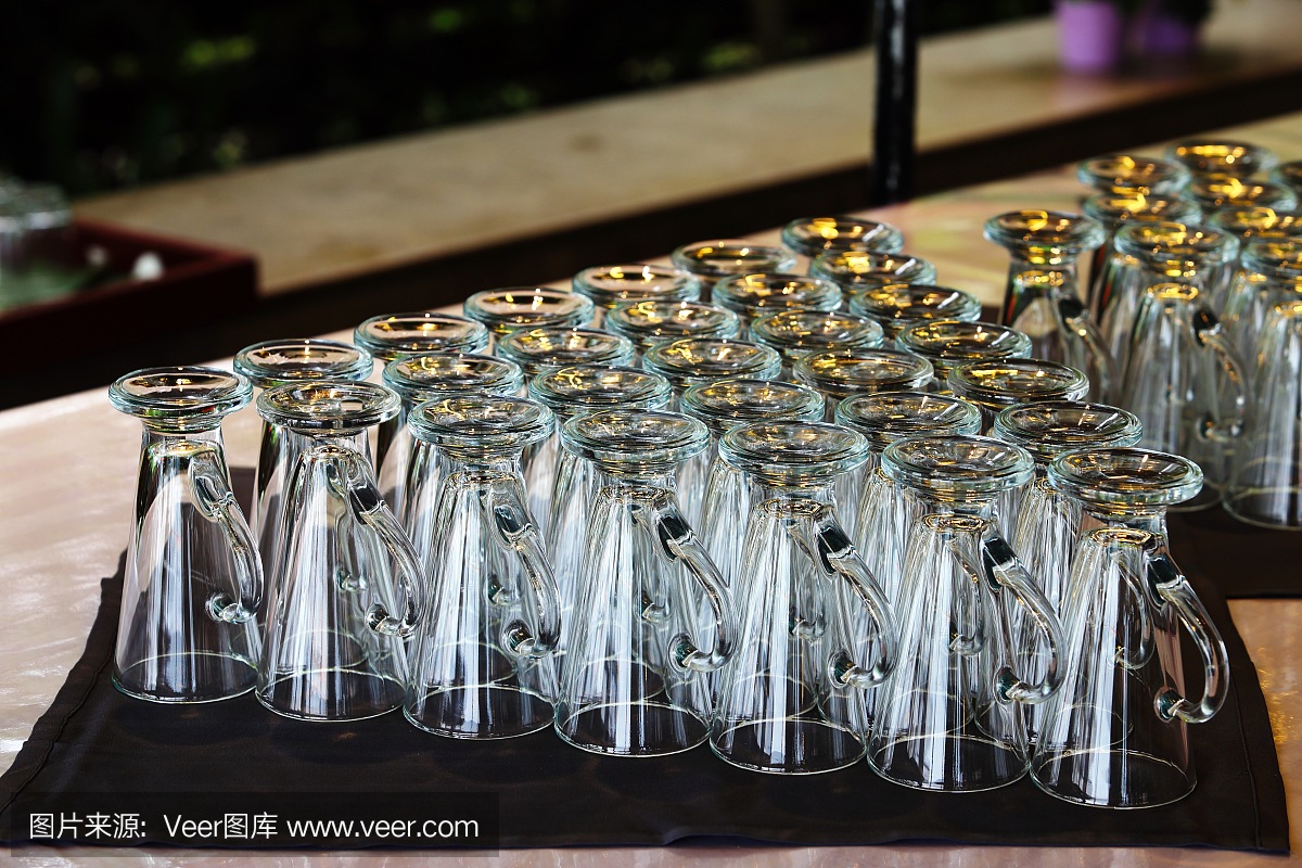 散装小组自制的透明玻璃杯,小组会议