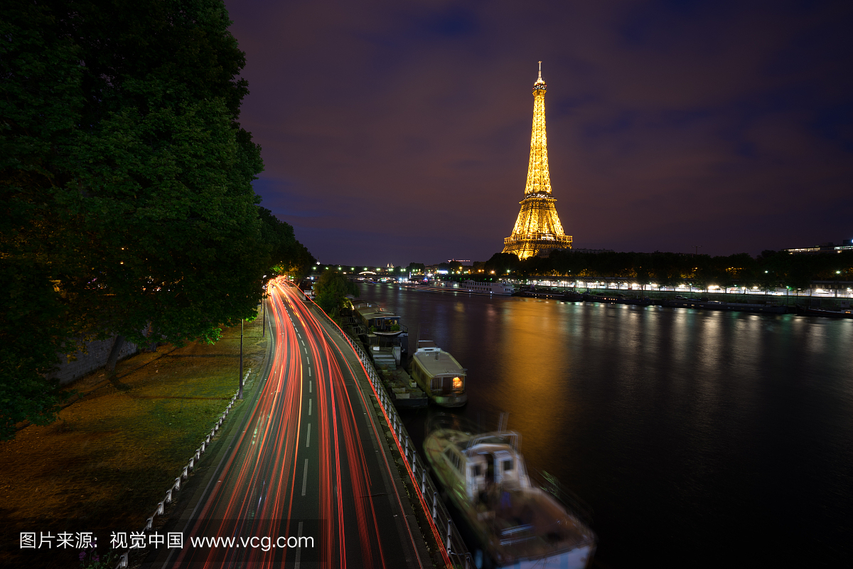 巴黎 - 6月19日:夜间照亮艾菲尔铁塔的细节。世