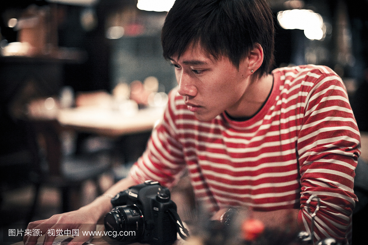 人,仅一个男人,休闲装,25岁到29岁