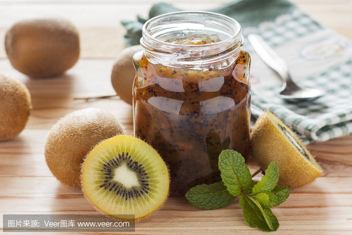 猕猴桃果酱在木桌上