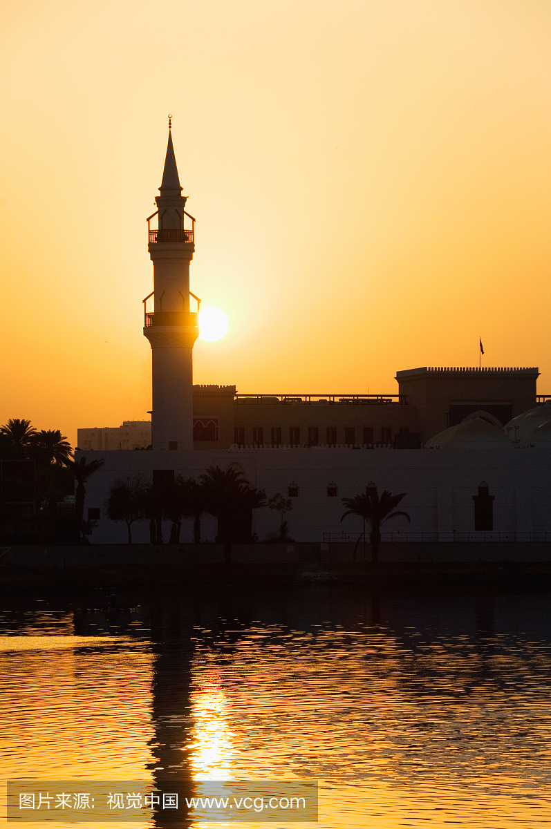 在沙特阿拉伯中东文化吉达的日落时间的尖塔清