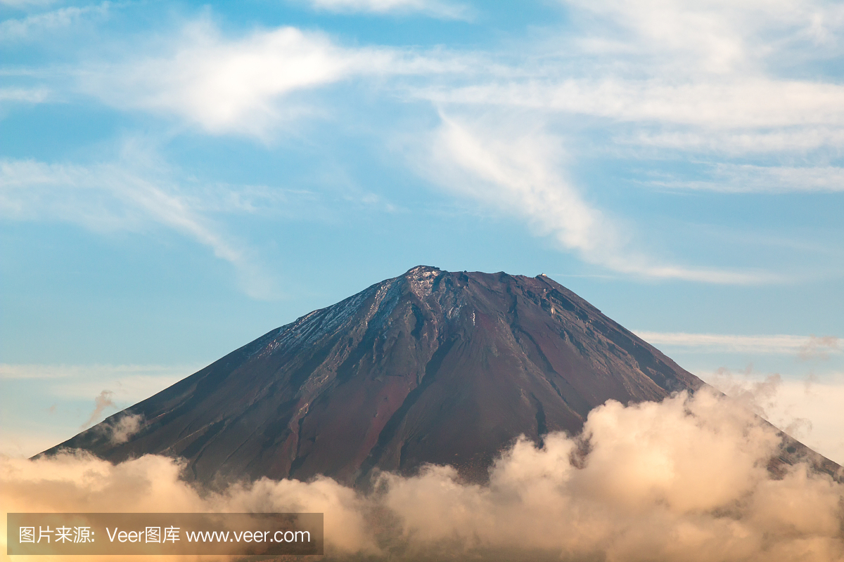 在秋天的季节附近的富士山口的火山口附近的云
