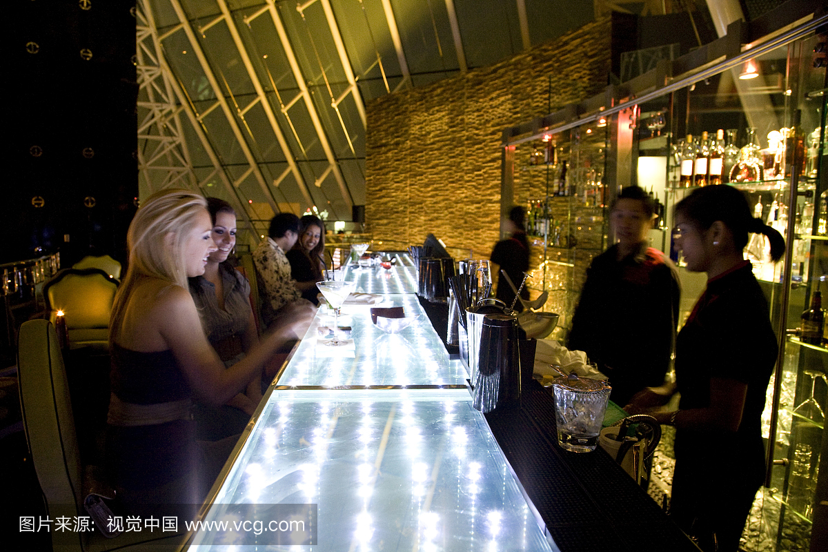 客人可以在中国月亮香槟酒吧,莱佛士酒店,迪拜