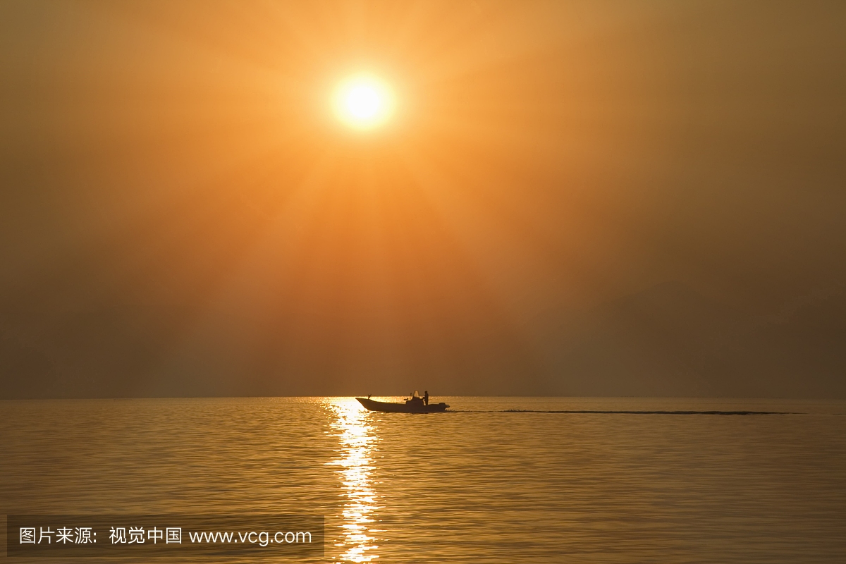 小船在琵琶湖。大津滋贺县日本